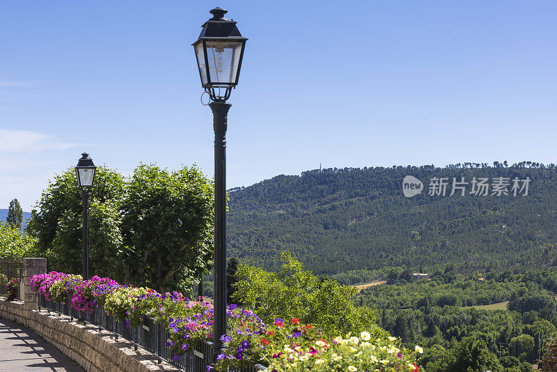 在普罗旺斯地区的moustiers - saint - marie山上的风景。它被认为是法国最美丽的村庄之一